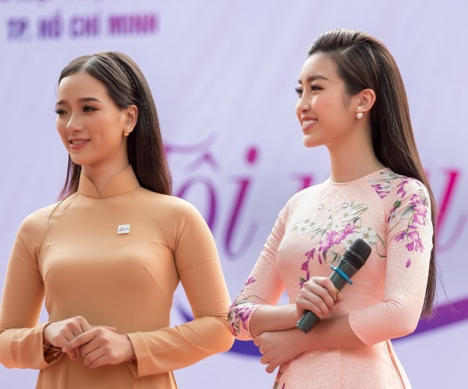 Hoa hậu Đỗ Mỹ Linh đẹp tựa sương mai giữa "vòng vây" học sinh - Hình 4