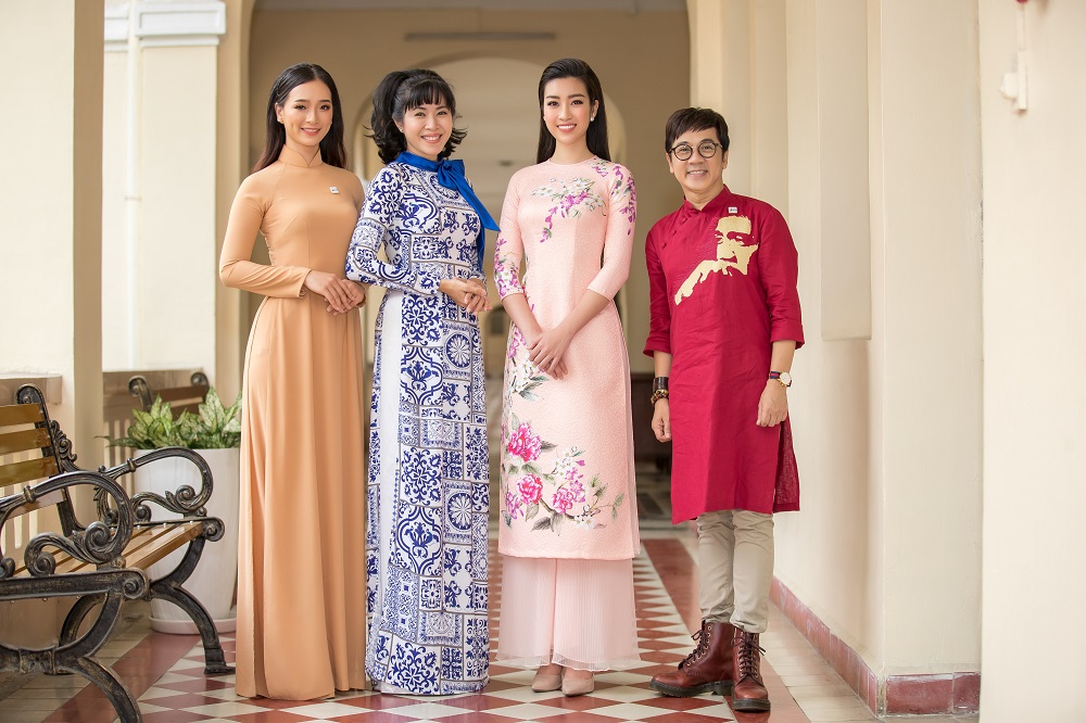 Hoa hậu Đỗ Mỹ Linh đẹp tựa sương mai giữa "vòng vây" học sinh - Hình 5