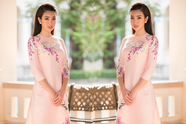 Hoa hậu Đỗ Mỹ Linh đẹp tựa sương mai giữa "vòng vây" học sinh - Hình 1
