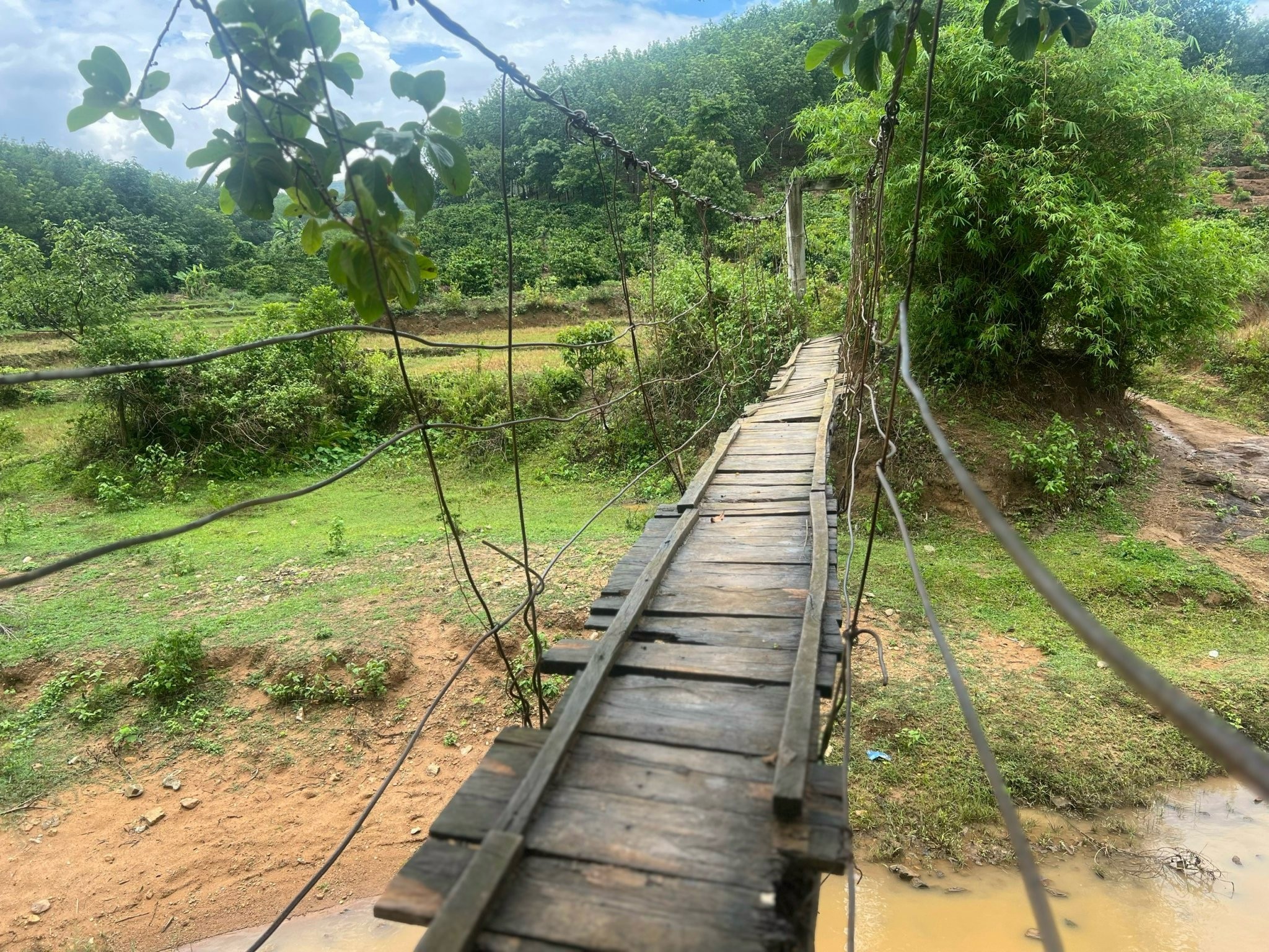 Dân sinh - Hàng loạt cầu treo xuống cấp, người dân “nín thở” khi qua suối (Hình 2).