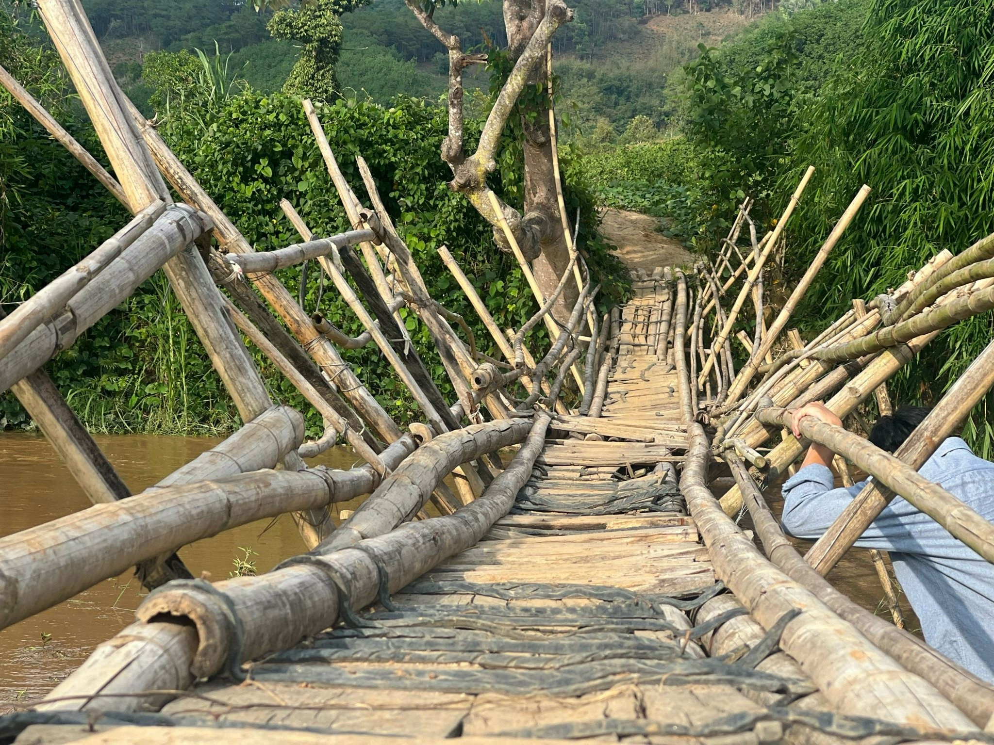 Dân sinh - Hàng loạt cầu treo xuống cấp, người dân “nín thở” khi qua suối (Hình 3).