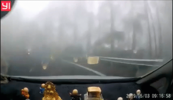 Clip: Khoảnh khắc cô gái tông vào rào chắn rồi bay xuống vực khi đổ đèo Tam Đảo