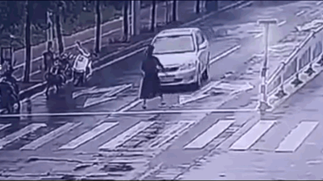 Clip: Sang đường không quan sát, người phụ nữ bị húc bay lên nóc ô tô