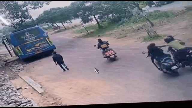 Clip: Cướp táo tợn giật dây chuyền, kéo người phụ nữ ngã xuống đường