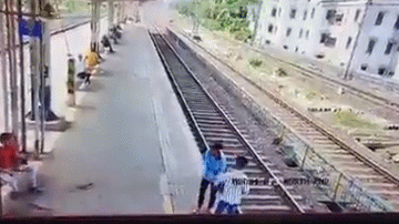 Clip: Đứng sát đường ray rửa hộp cơm, nam thanh niên bị tàu tông văng