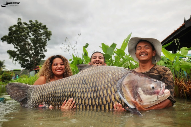 Nam thanh niên câu được con cá chép Xiêm khổng lồ nặng gần 60kg