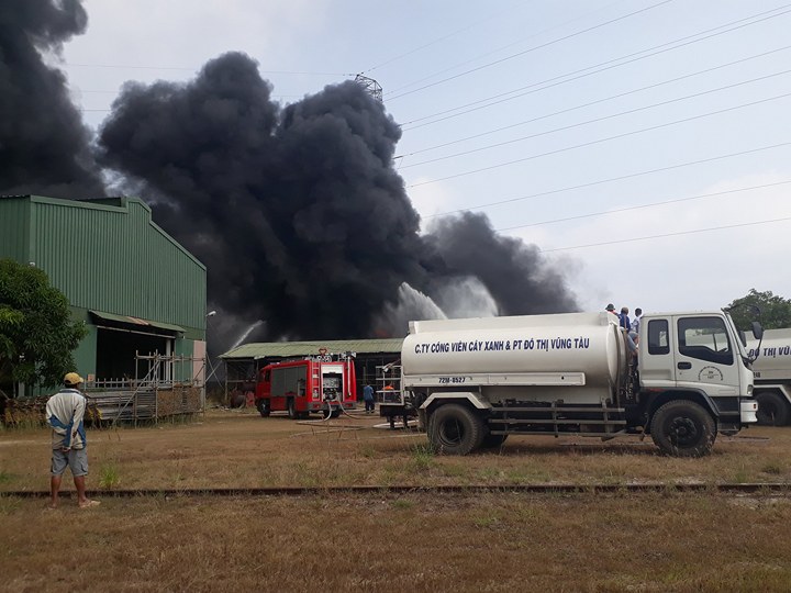 Cháy kho phế liệu dưới đường điện cao thế, toàn TP.Vũng Tàu cúp điện - Hình 1
