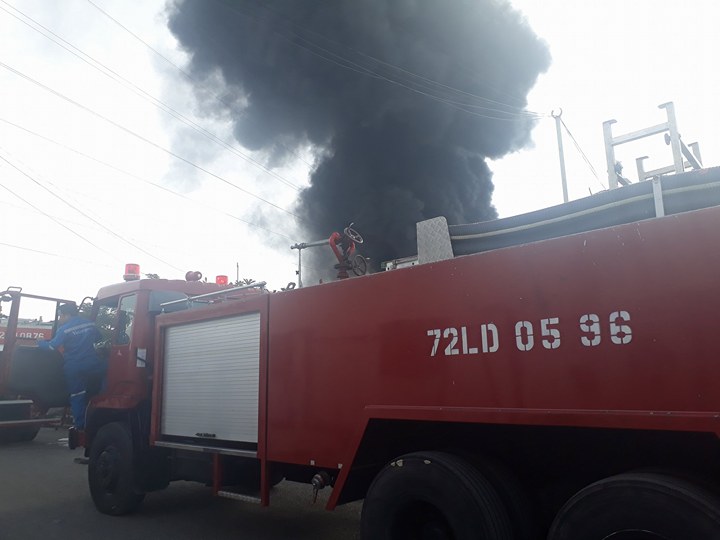 Cháy kho phế liệu dưới đường điện cao thế, toàn TP.Vũng Tàu cúp điện - Hình 2