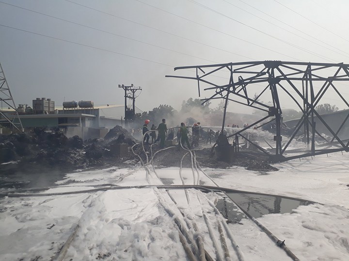 Cháy kho phế liệu dưới đường điện cao thế, toàn TP.Vũng Tàu cúp điện - Hình 3