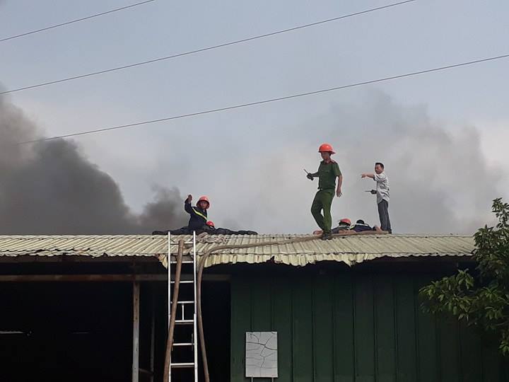 Cháy kho phế liệu dưới đường điện cao thế, toàn TP.Vũng Tàu cúp điện - Hình 4