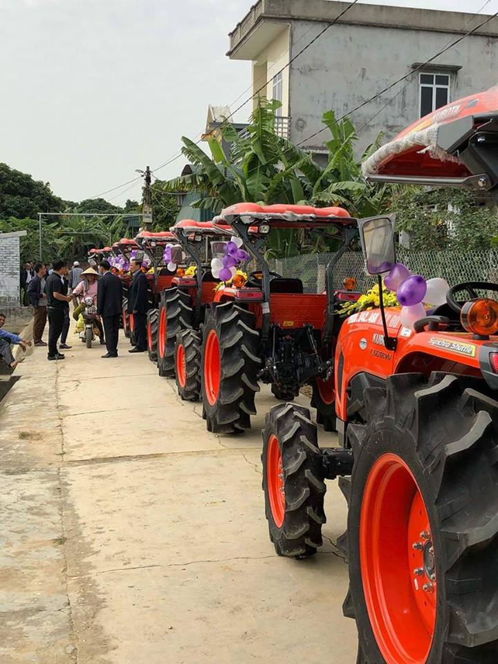 Chàng trai "bật mí" lý do mang sính lễ ăn hỏi đến nhà người yêu bằng máy cày - Hình 1