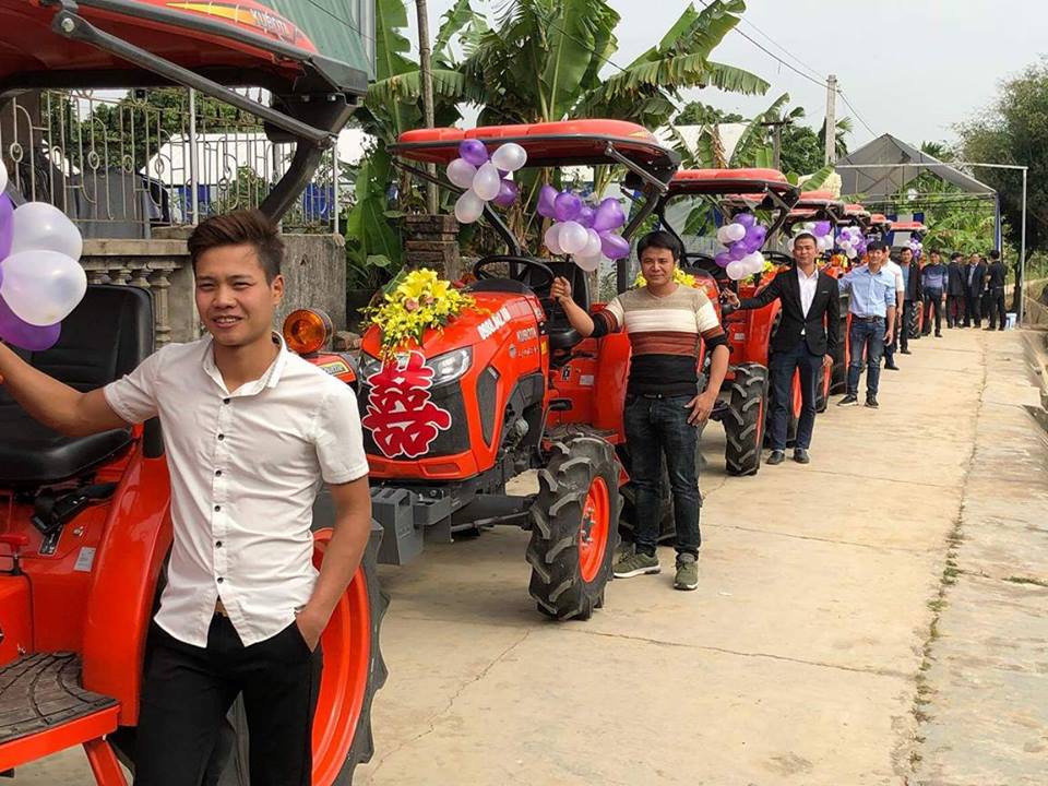 Chàng trai "bật mí" lý do mang sính lễ ăn hỏi đến nhà người yêu bằng máy cày - Hình 2