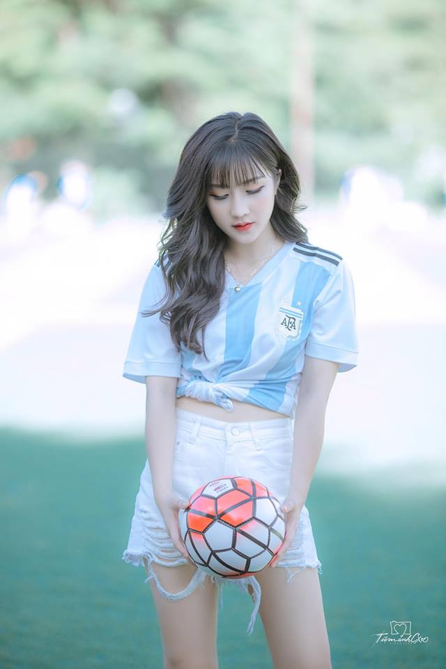 Nữ CĐV Việt nóng bỏng cổ vũ cho đội tuyển Argentina mùa World Cup - Hình 1