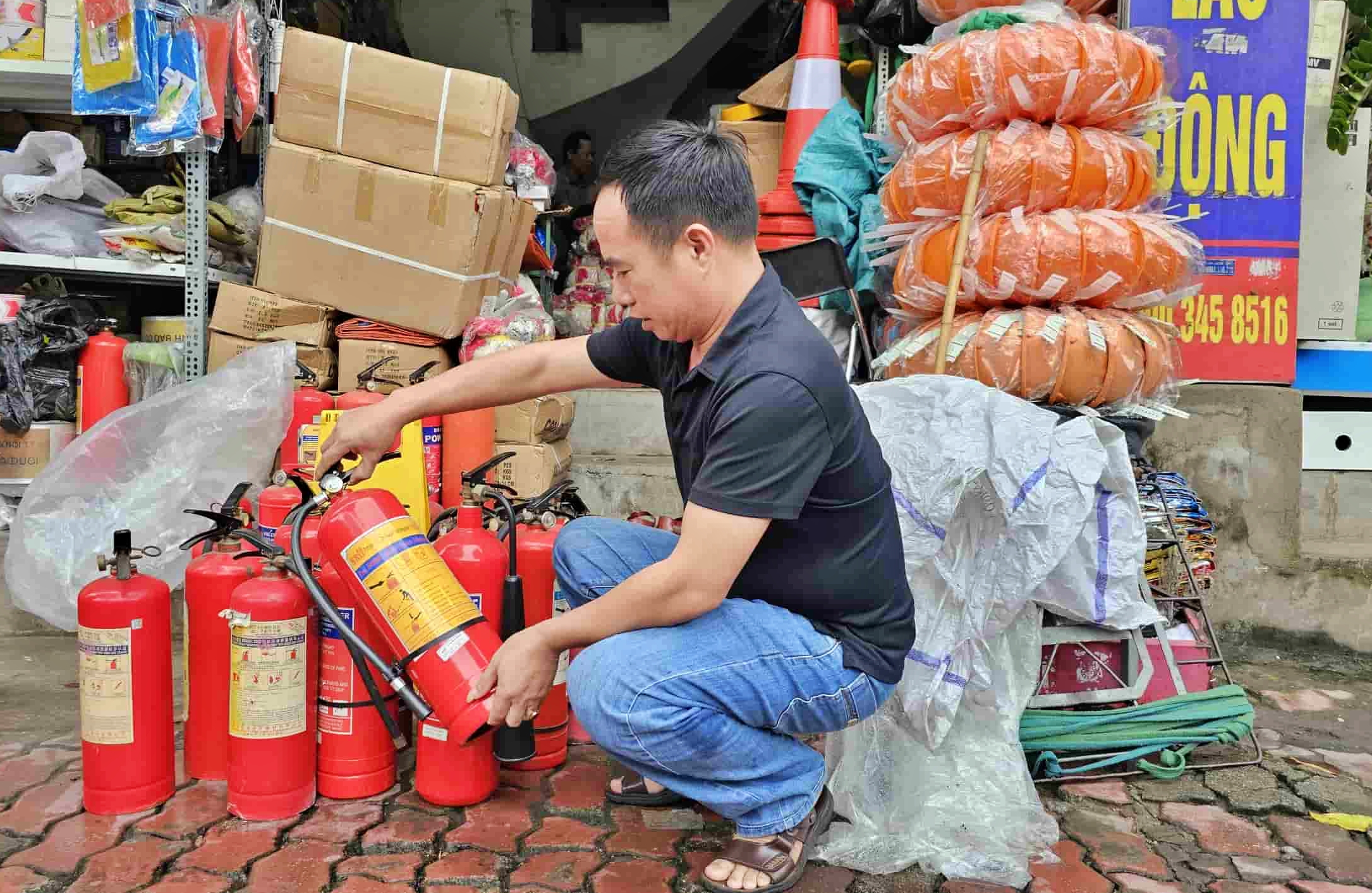 Tiêu dùng & Dư luận - Rà soát tình trạng găm hàng, thổi giá thiết bị phòng cháy chữa cháy