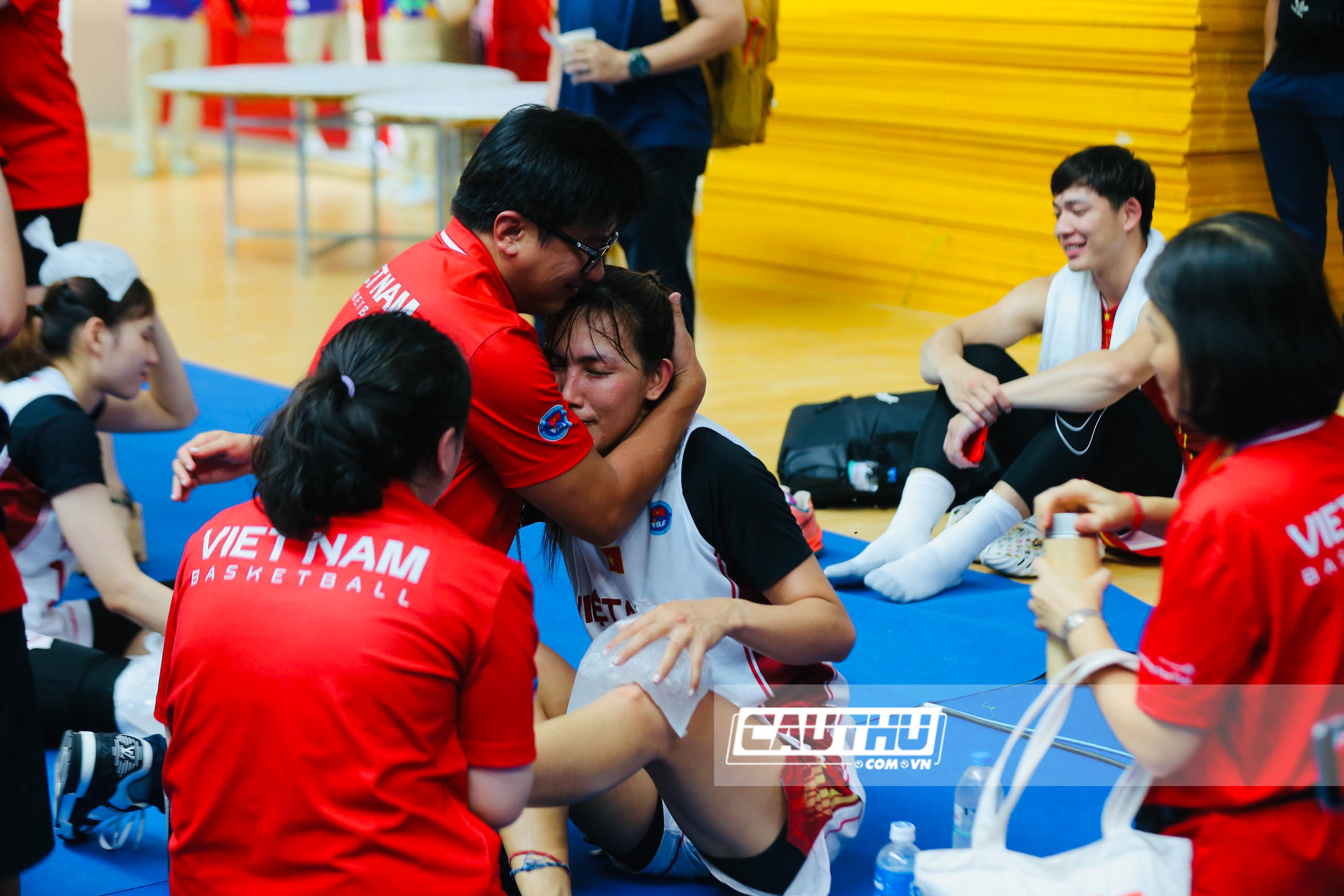 Bóng đá Việt Nam - ĐT bóng rổ nữ Việt Nam khóc nức nở sau tấm HCV SEA Games 32 (Hình 3).