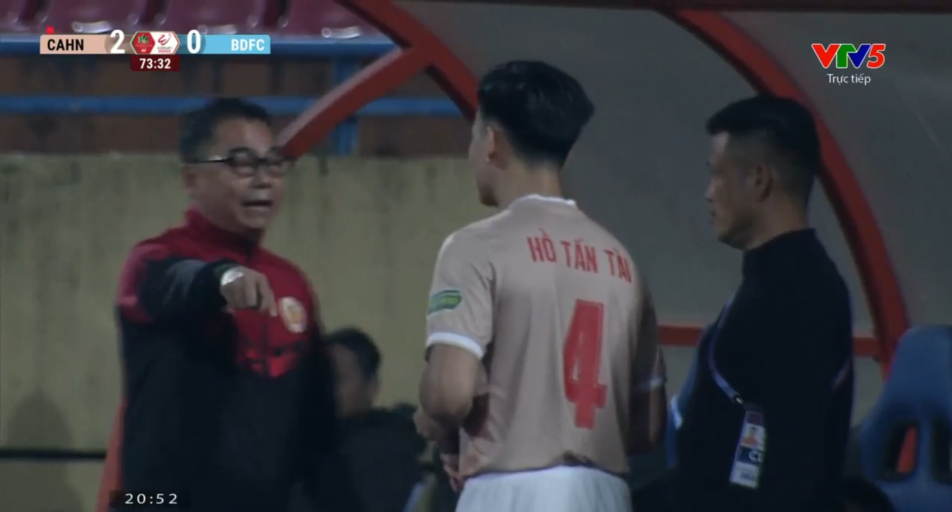 Bóng đá Việt Nam - Độc lạ V.League: GĐKT CLB CAHN nhận thẻ đỏ nhưng chịu không rời sân