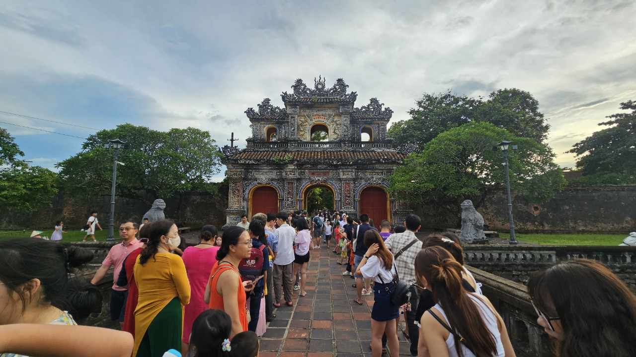 Văn hoá - Sức hút của 'Lễ hội ánh sáng' tại Festival nghệ thuật Quốc tế Huế 2024 (Hình 3).