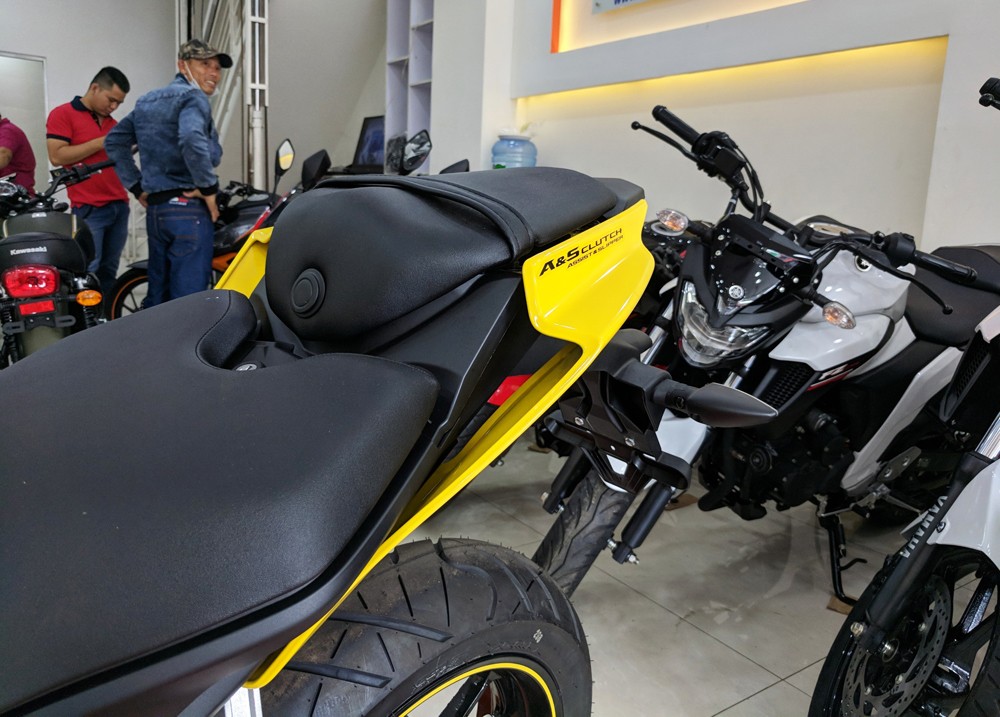Thị trường xe - Cận mặt 'hổ giấy' Yamaha R15 2018 đầu tiên về Việt Nam (Hình 7).