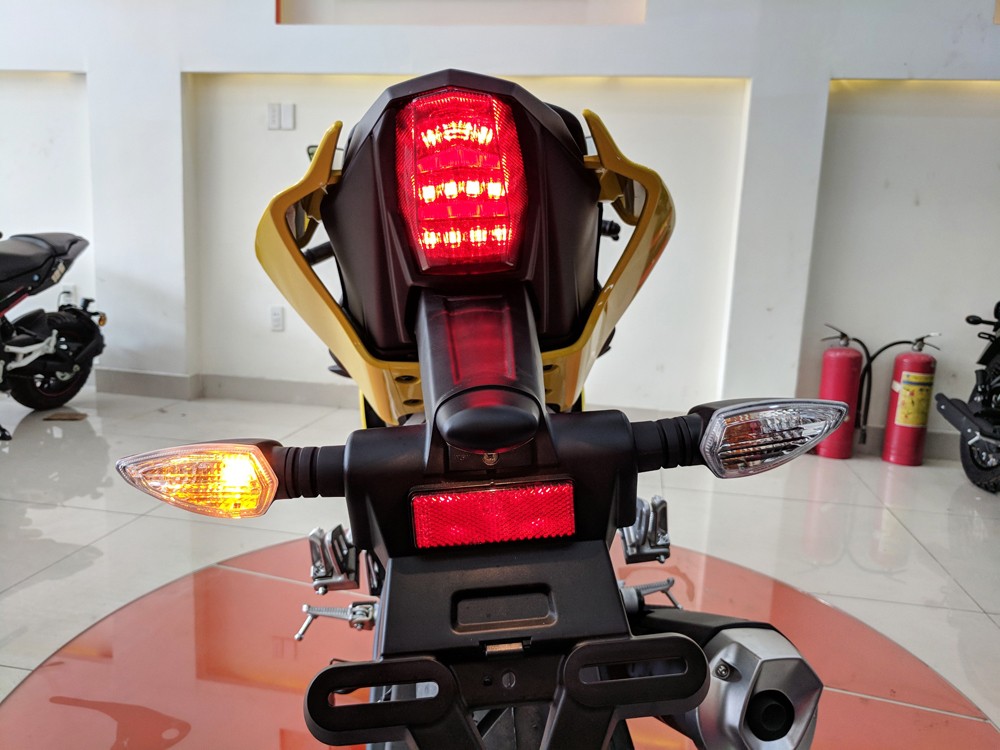 Thị trường xe - Cận mặt 'hổ giấy' Yamaha R15 2018 đầu tiên về Việt Nam (Hình 9).