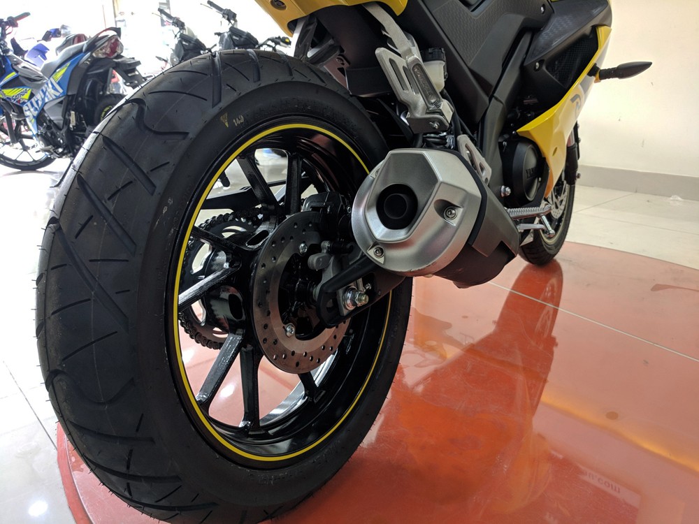 Thị trường xe - Cận mặt 'hổ giấy' Yamaha R15 2018 đầu tiên về Việt Nam (Hình 8).