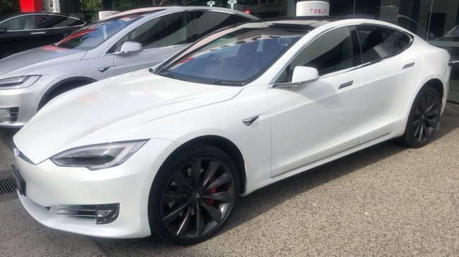 Thiếu Gia Hà Thành Chơi Sốc Khi Tậu Tesla Model X P100d