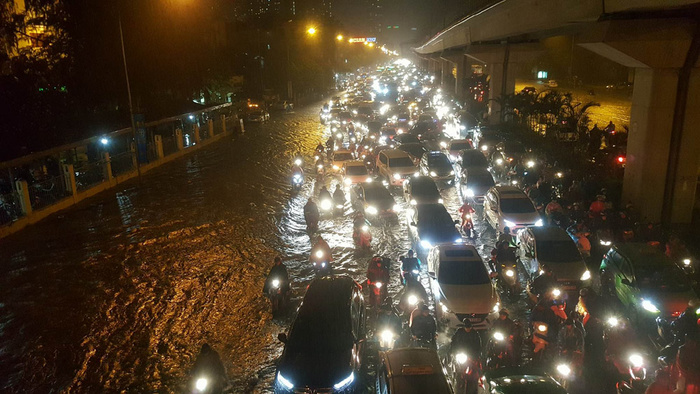 Sau vô lăng - Ô tô, xe máy chết máy 'như ngả rạ' sau cơn mưa lớn tại Hà Nội (Hình 6).