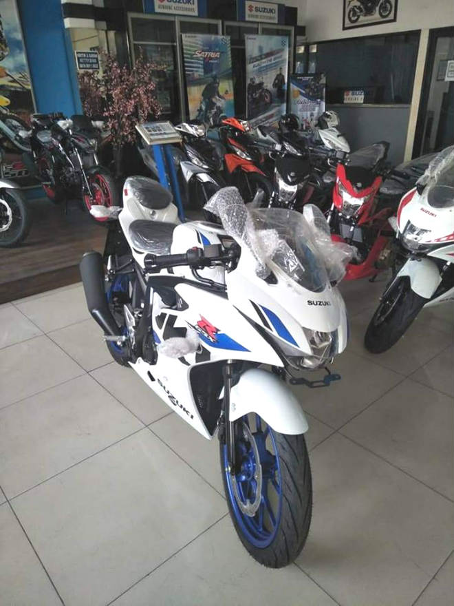 Thị trường xe - Suzuki GSX-R150 2018 “khoác áo mới”, giá từ 49 triệu đồng (Hình 2).