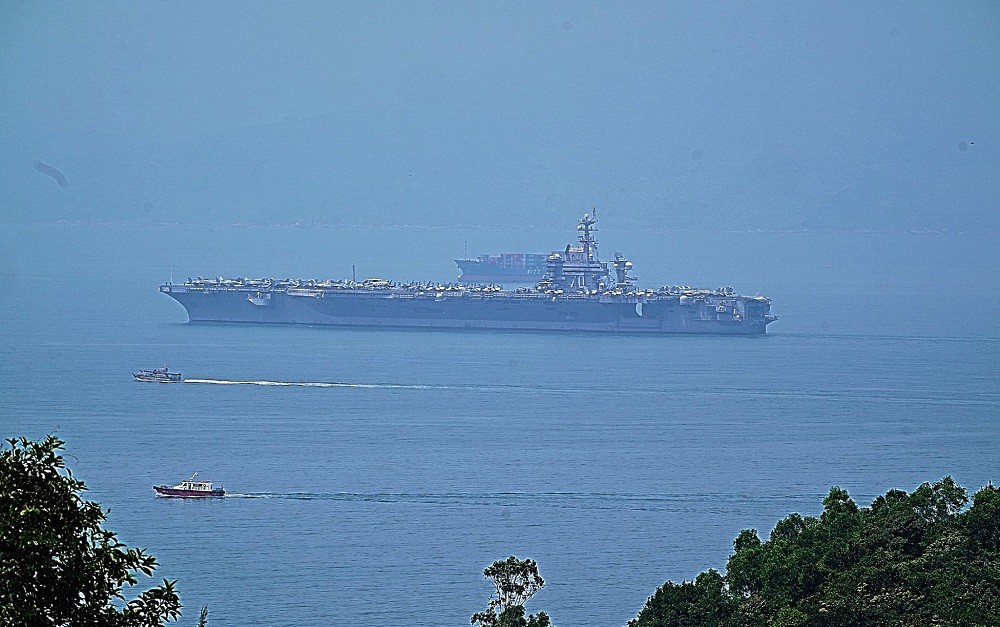 Hé lộ những hình ảnh đầu tiên của USS Carl Vinson trên vùng biển Đà Nẵng - Hình 3