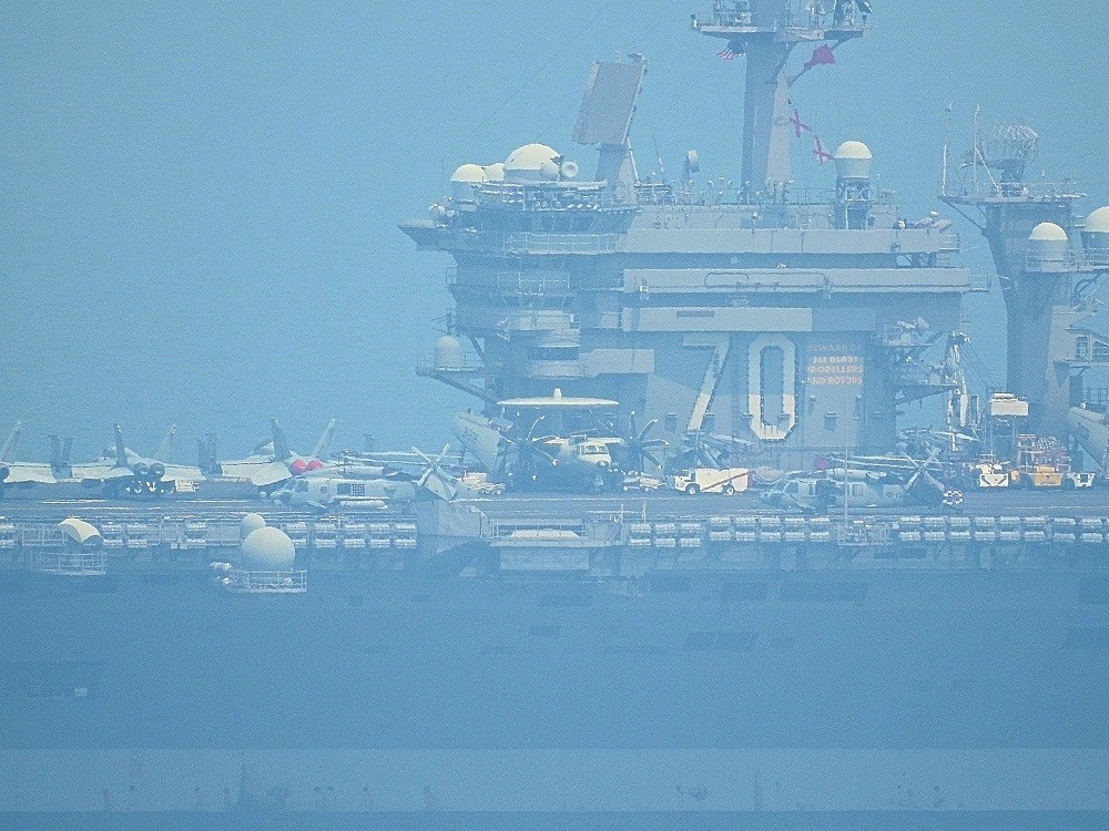 Hé lộ những hình ảnh đầu tiên của USS Carl Vinson trên vùng biển Đà Nẵng - Hình 4