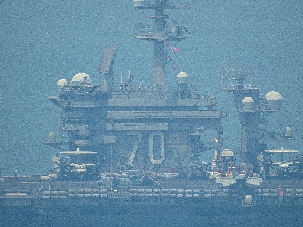 Hé lộ những hình ảnh đầu tiên của USS Carl Vinson trên vùng biển Đà Nẵng - Hình 5