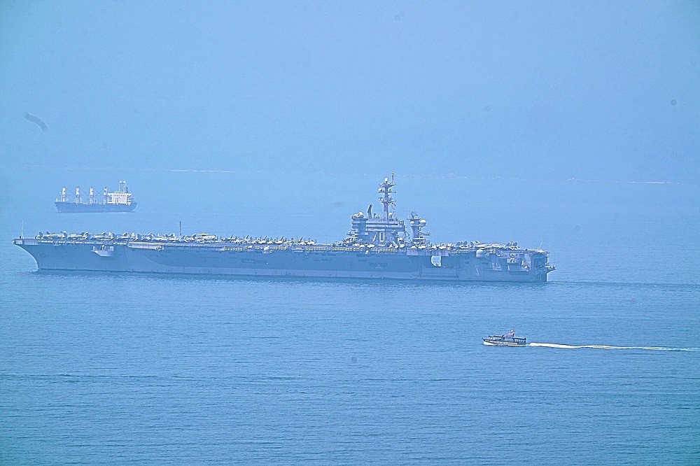 Hé lộ những hình ảnh đầu tiên của USS Carl Vinson trên vùng biển Đà Nẵng - Hình 2