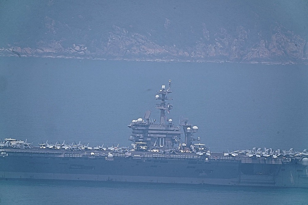 Hé lộ những hình ảnh đầu tiên của USS Carl Vinson trên vùng biển Đà Nẵng - Hình 1