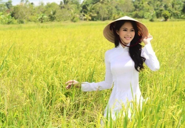 Những Hoa hậu từng làm giúp việc, bưng bê để kiếm sống - Hình 11