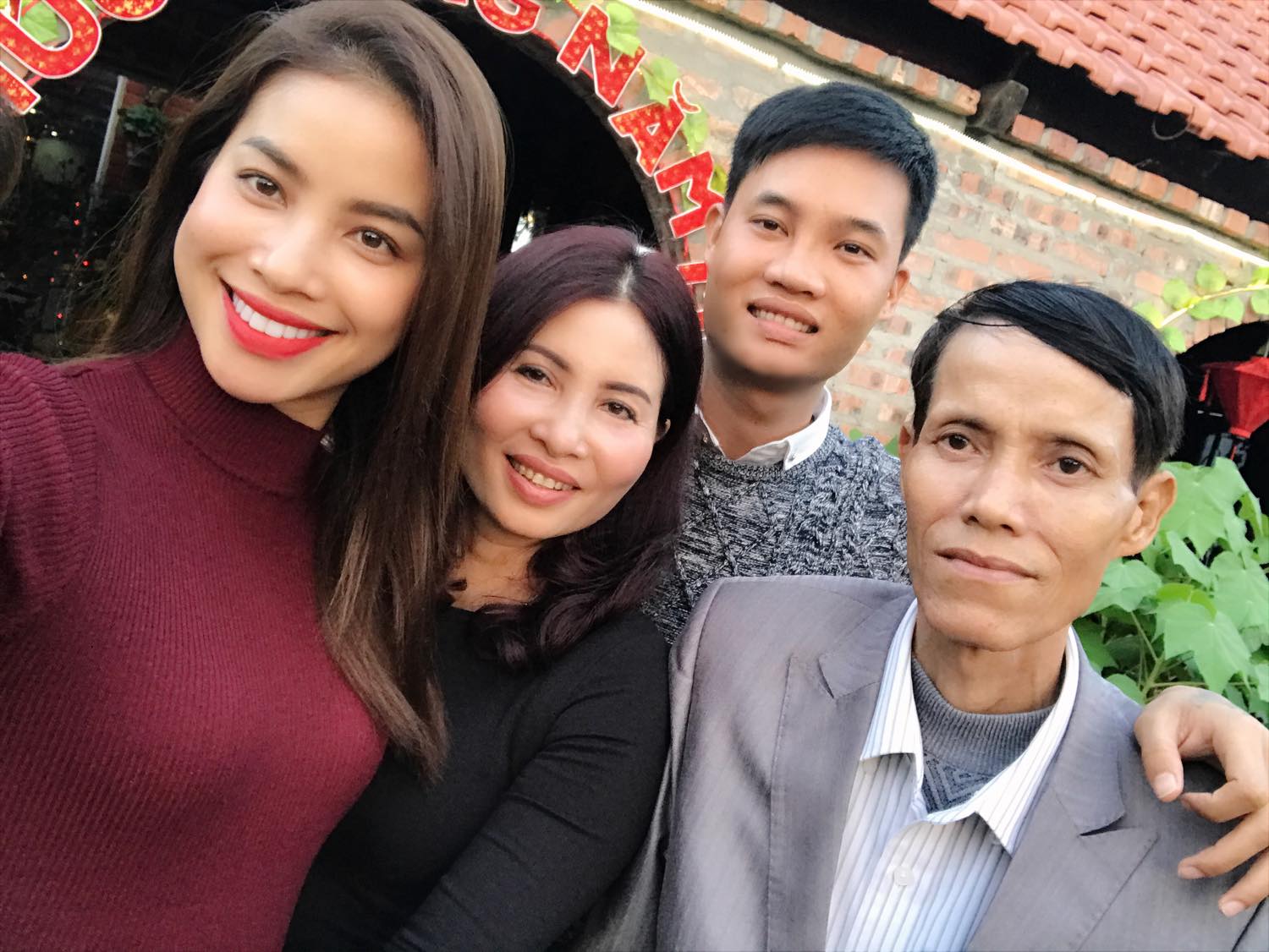 Những Hoa hậu từng làm giúp việc, bưng bê để kiếm sống - Hình 7