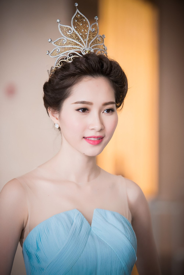Những Hoa hậu từng làm giúp việc, bưng bê để kiếm sống - Hình 9