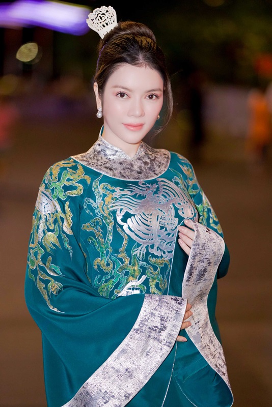 Diện áo dài phong cách quý tộc, Lý Nhã Kỳ hút hồn người đối diện - Hình 4