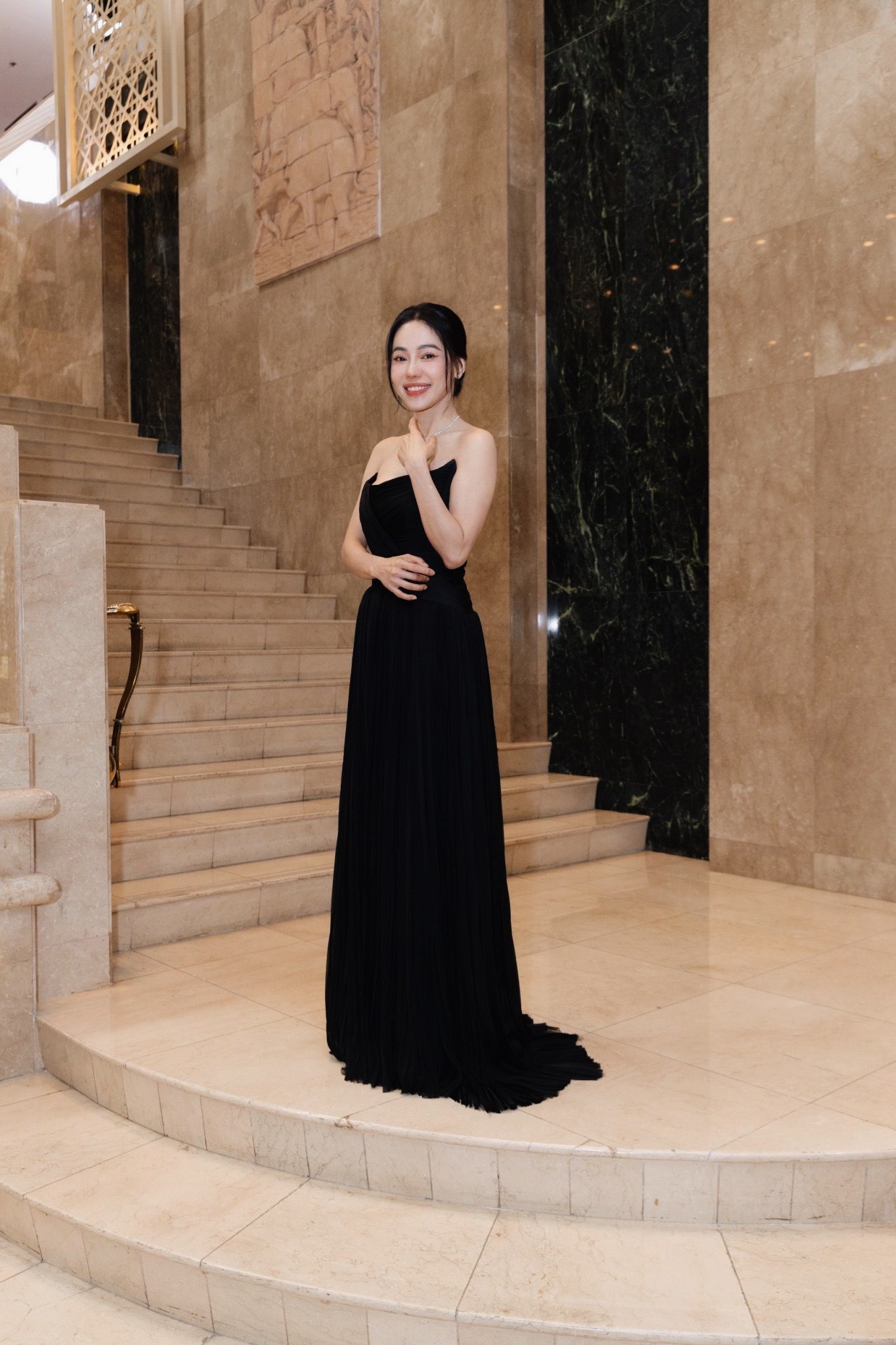 Giải trí - Cận cảnh nhan sắc không tuổi của Chủ tịch Miss Grand Vietnam (Hình 3).