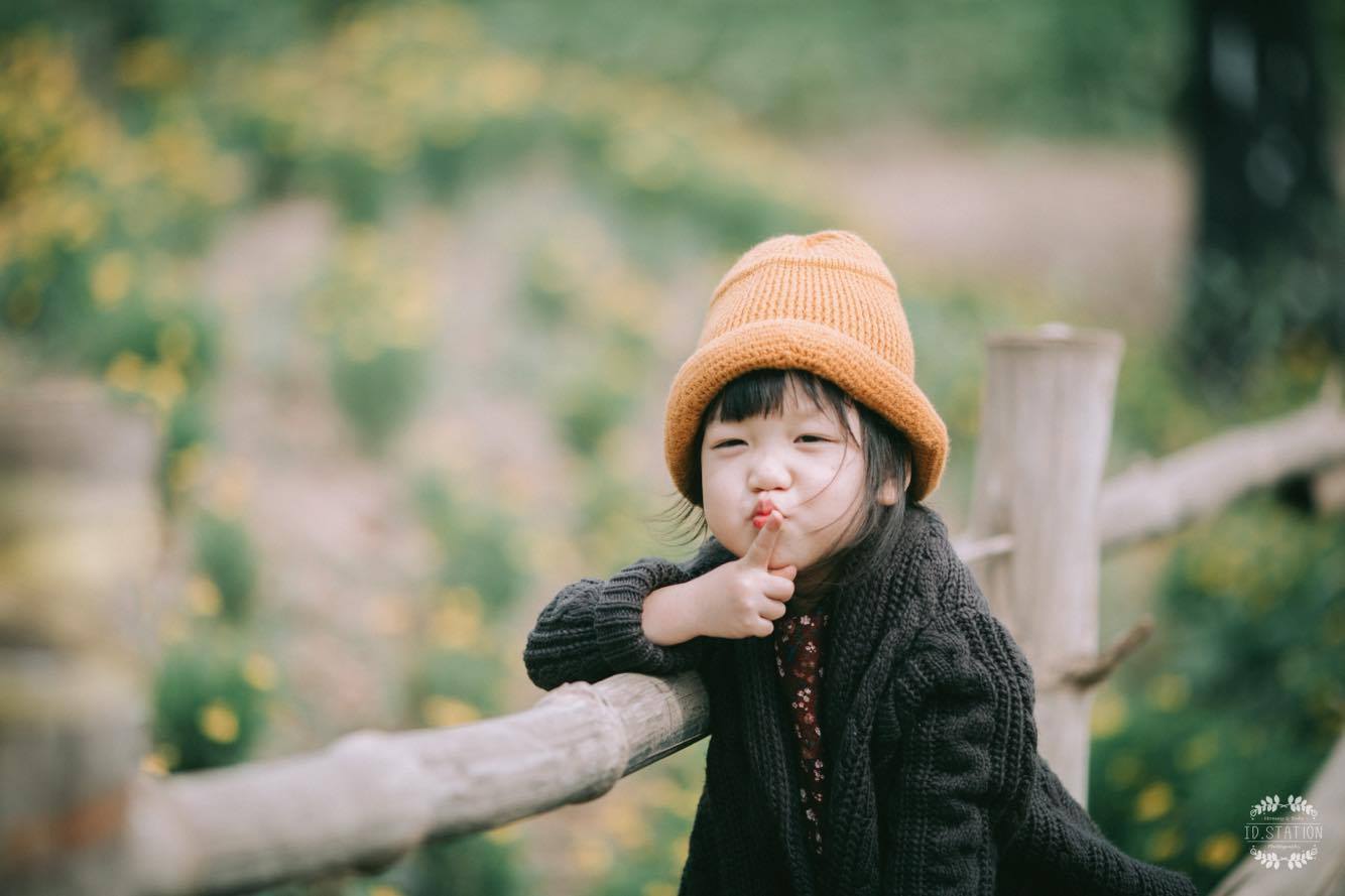 Tan chảy với bộ ảnh hai "thiên thần" nhỏ nhí nhảnh giữ vườn hoa - Hình 8