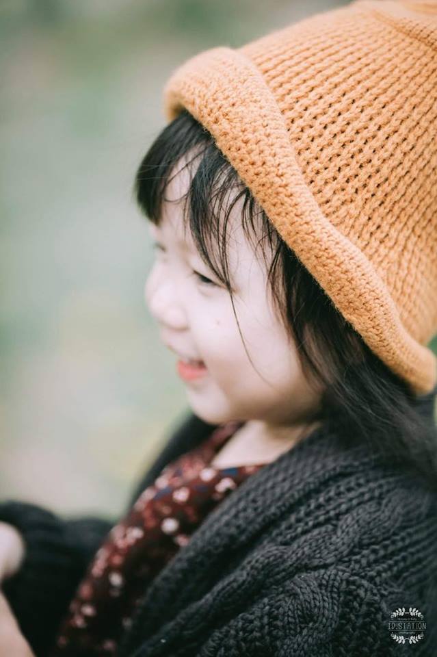 Tan chảy với bộ ảnh hai "thiên thần" nhỏ nhí nhảnh giữ vườn hoa - Hình 10