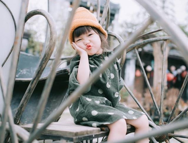 Tan chảy với bộ ảnh hai "thiên thần" nhỏ nhí nhảnh giữ vườn hoa - Hình 11