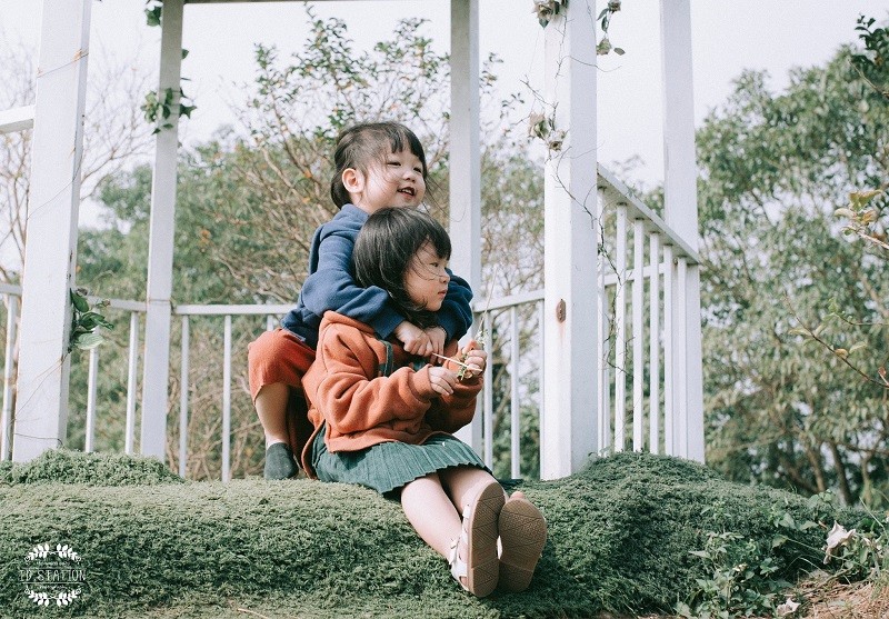 Tan chảy với bộ ảnh hai "thiên thần" nhỏ nhí nhảnh giữ vườn hoa - Hình 1