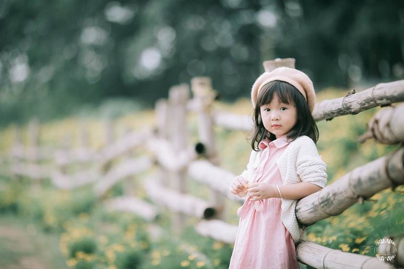 Tan chảy với bộ ảnh hai "thiên thần" nhỏ nhí nhảnh giữ vườn hoa - Hình 6