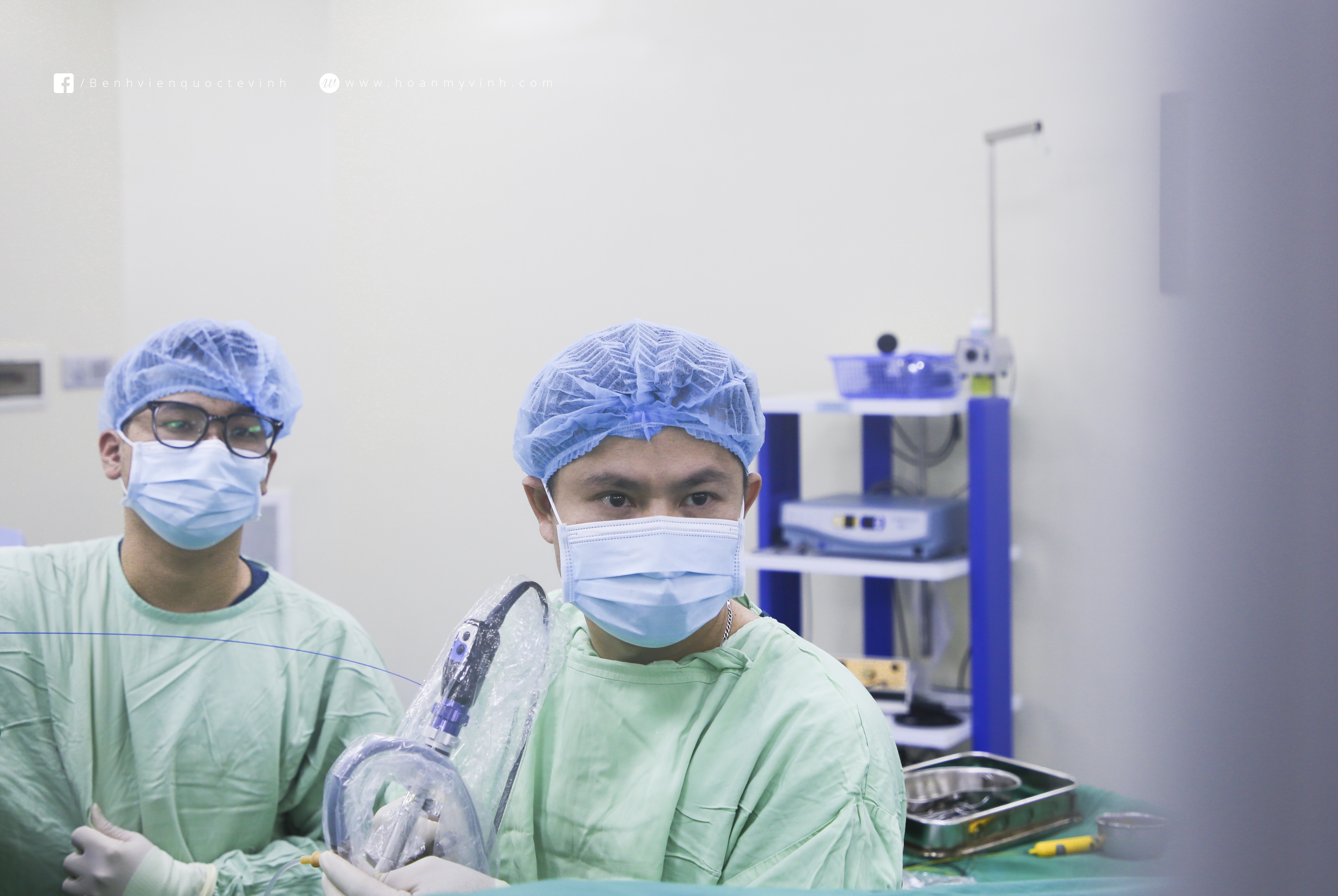 hinh anh bac si dang thuc hien phau thuat 1