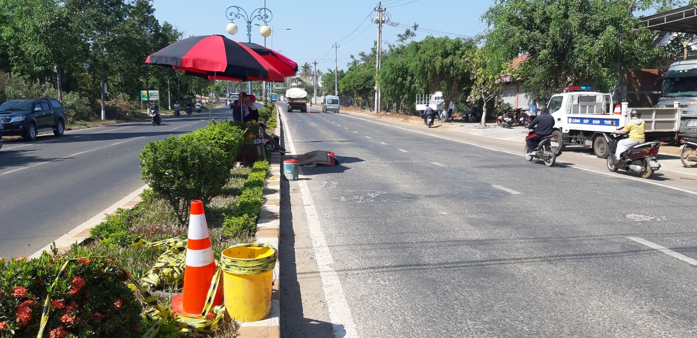 Tin nhanh - Qua đường mua nước uống, người đàn ông bị xe ben cán tử vong tại chỗ