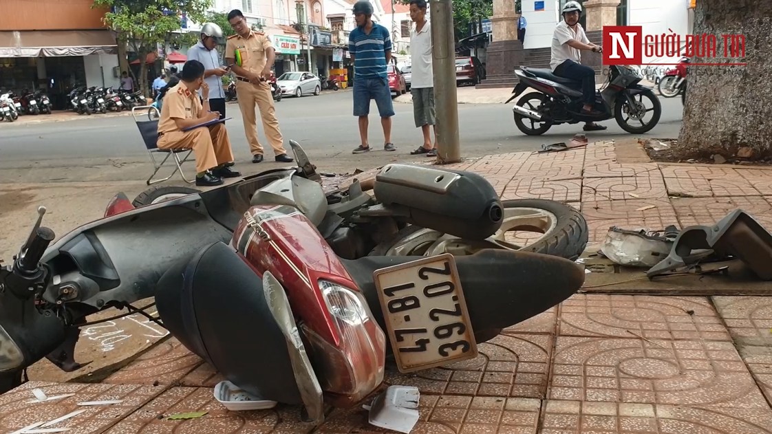 Tin nhanh - Đắk Lắk: Mất lái tông vào cột đèn đường, hai thanh niên thương vong (Hình 2).