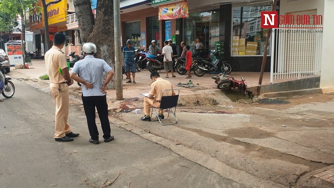 Tin nhanh - Đắk Lắk: Mất lái tông vào cột đèn đường, hai thanh niên thương vong