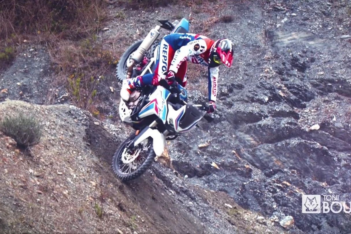 “Lác mắt” xem Toni Bou làm xiếc với mô tô phân khối lớn Honda Africa Twin mà nhẹ nhàng như xe đạp