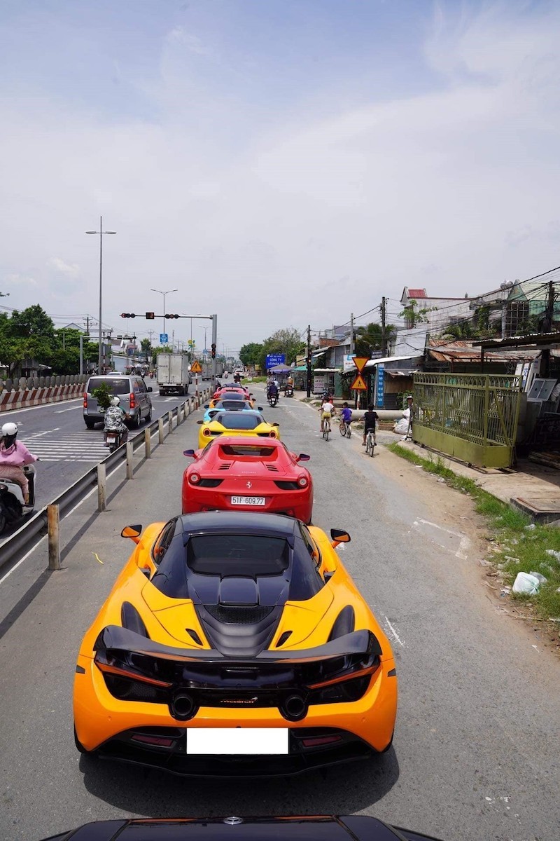 Dàn siêu xe hàng trăm tỷ đồng của nhóm đại gia chơi lan đột biến gây “náo loạn” Sài Gòn