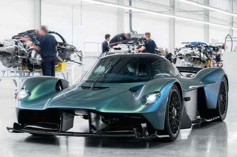 Siêu phẩm Aston Martin Valkyrie đầu tiên xuất xưởng, các đại gia đợi tới lượt lấy xe