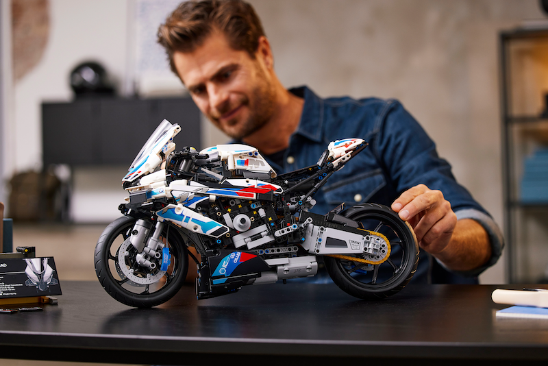 BMW chiều lòng fan hâm mộ mùa lễ hội bằng mô hình LEGO Technic M1000RR